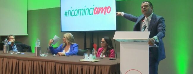 Avellino| Al Viva Hotel lo show di Festa che lancia la nuova sfida: non ce ne sarà per nessuno. L’ex sindaco attacca Laura Nargi e tre giornalisti: solidarietà dell’Odg