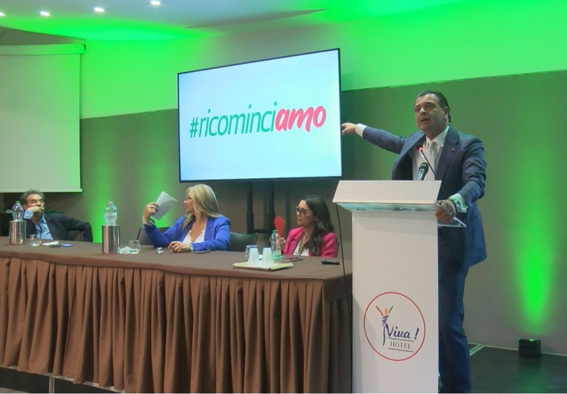 Avellino| Al Viva Hotel lo show di Festa che lancia la nuova sfida: non ce ne sarà per nessuno. L’ex sindaco attacca Laura Nargi e tre giornalisti: solidarietà dell’Odg