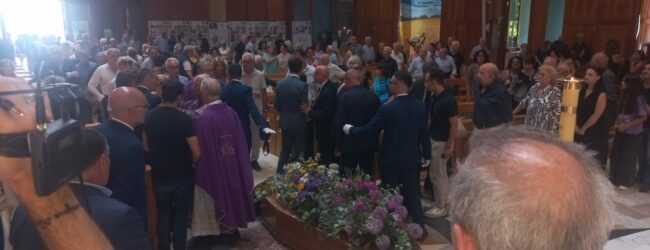 Folla commossa ai funerali di Pietrantonio, Mastella: “all’ex sindaco gli intitoleremo luogo di rilievo”