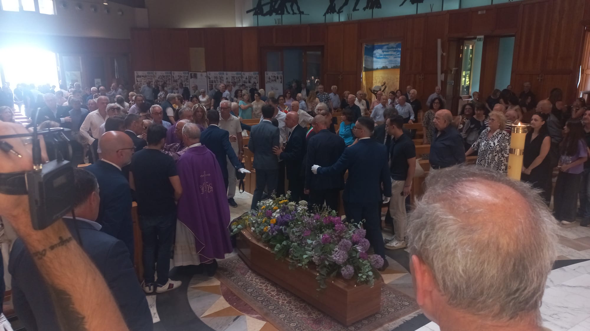 Folla commossa ai funerali di Pietrantonio, Mastella: “all’ex sindaco gli intitoleremo luogo di rilievo”