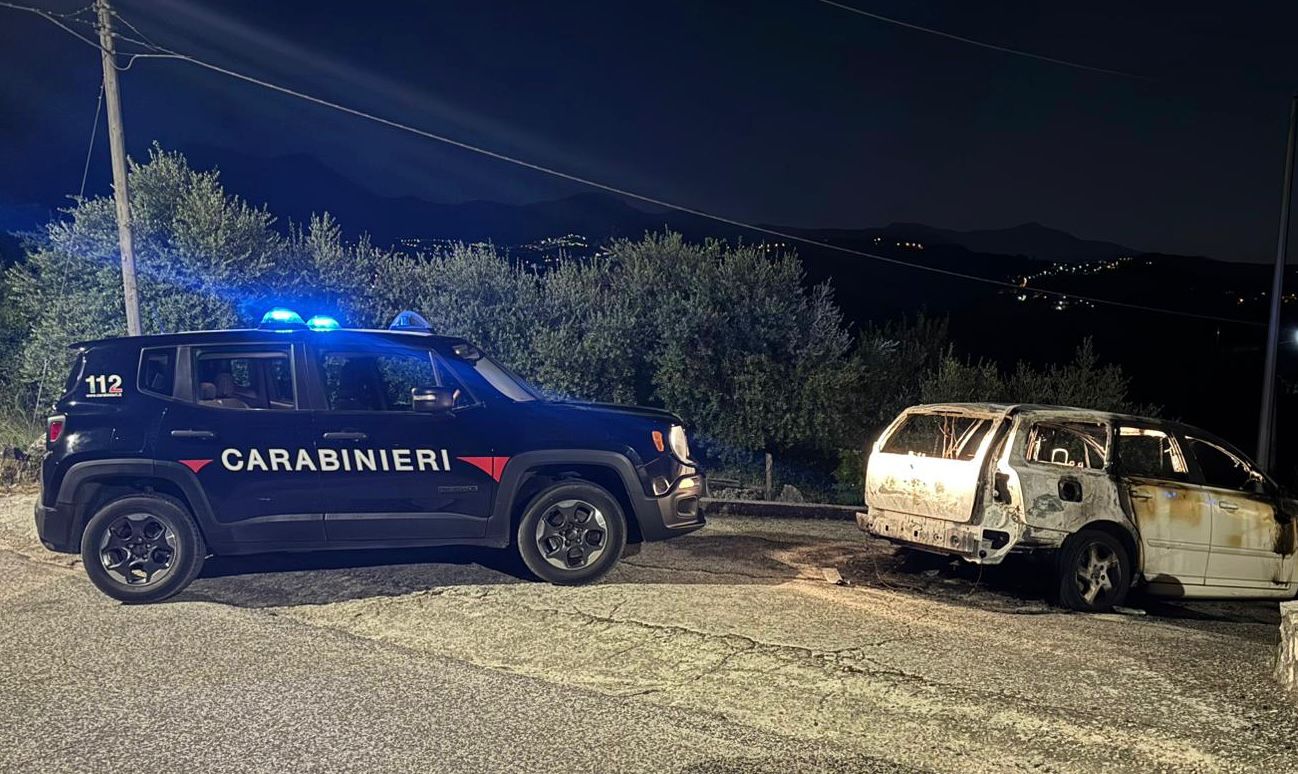 Montemiletto, incendio divampa su un’auto in sosta: i Carabinieri indagano