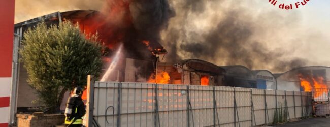Monteforte Irpino| A fuoco deposito ad Alvanella, fumo anche a Torrette ed Avellino. In zona finestre chiuse