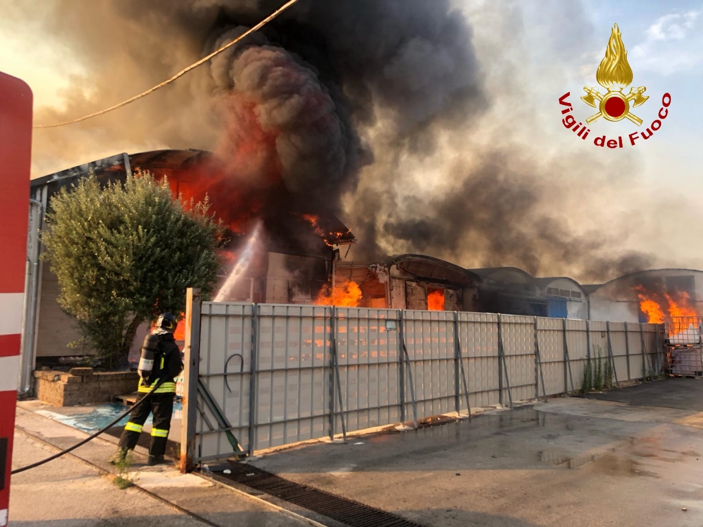 Monteforte Irpino| A fuoco deposito ad Alvanella, fumo anche a Torrette ed Avellino. In zona finestre chiuse