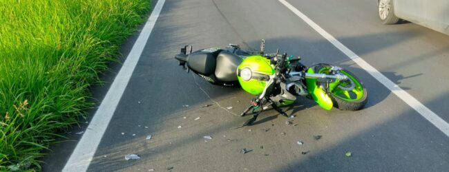 Giovane in moto finisce contro auto in sosta. Nessun ferito grave