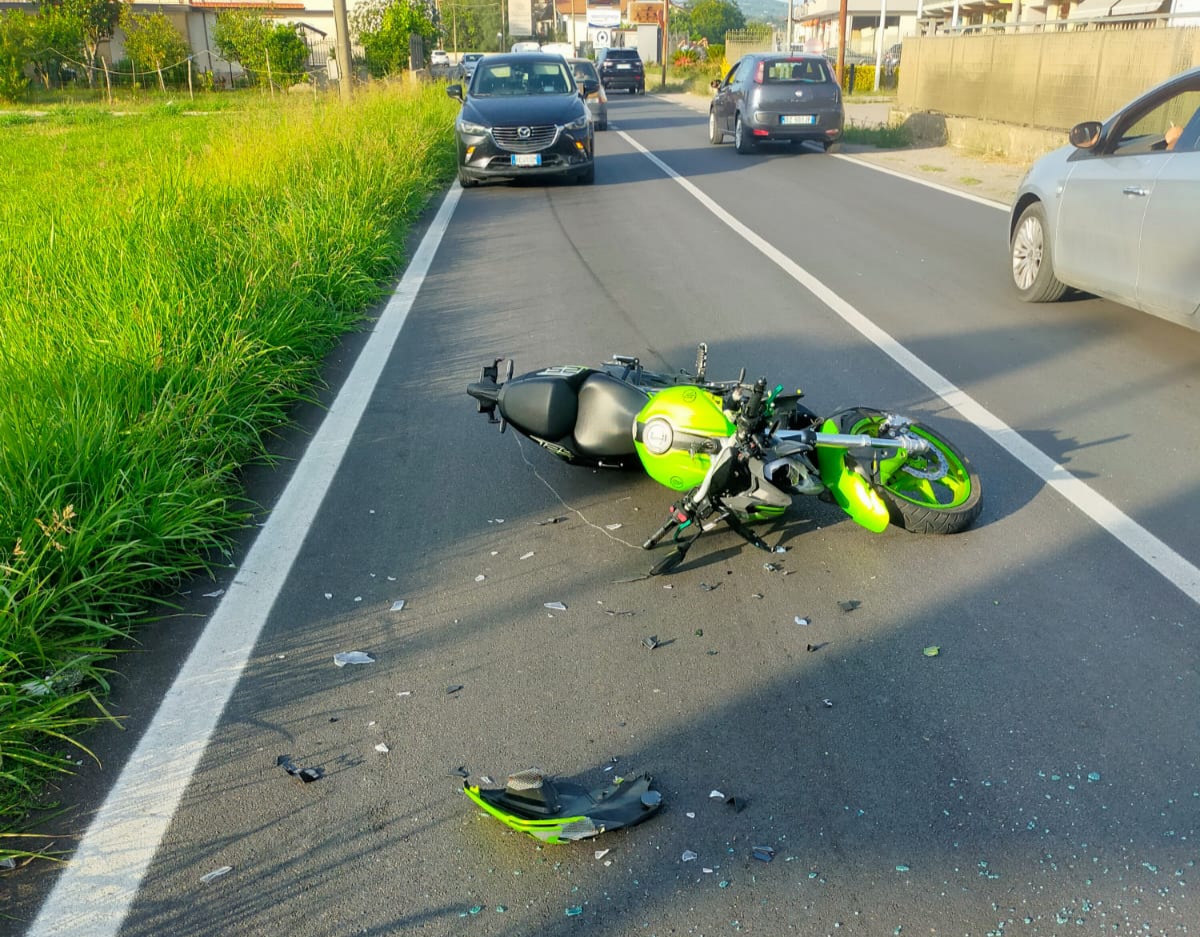 Giovane in moto finisce contro auto in sosta. Nessun ferito grave