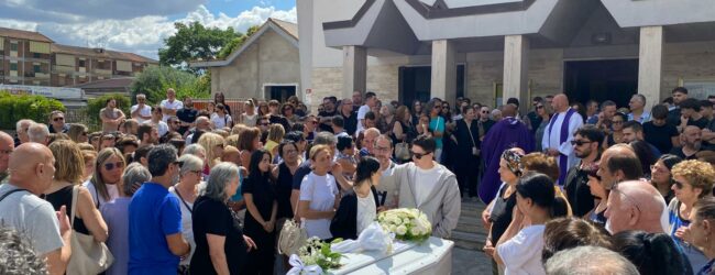 Benevento in lutto per Angelica: folla commossa ai funerali della 18enne