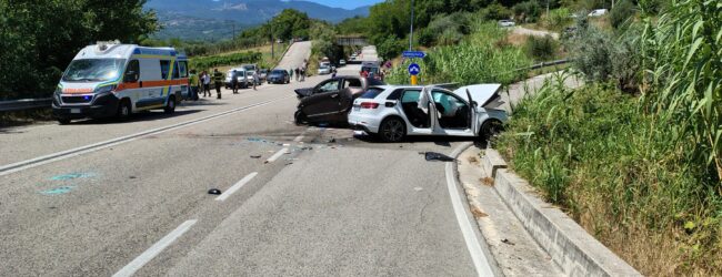 Scontro frontale tra due auto sulla Fondovalle Vitulanese: due i morti