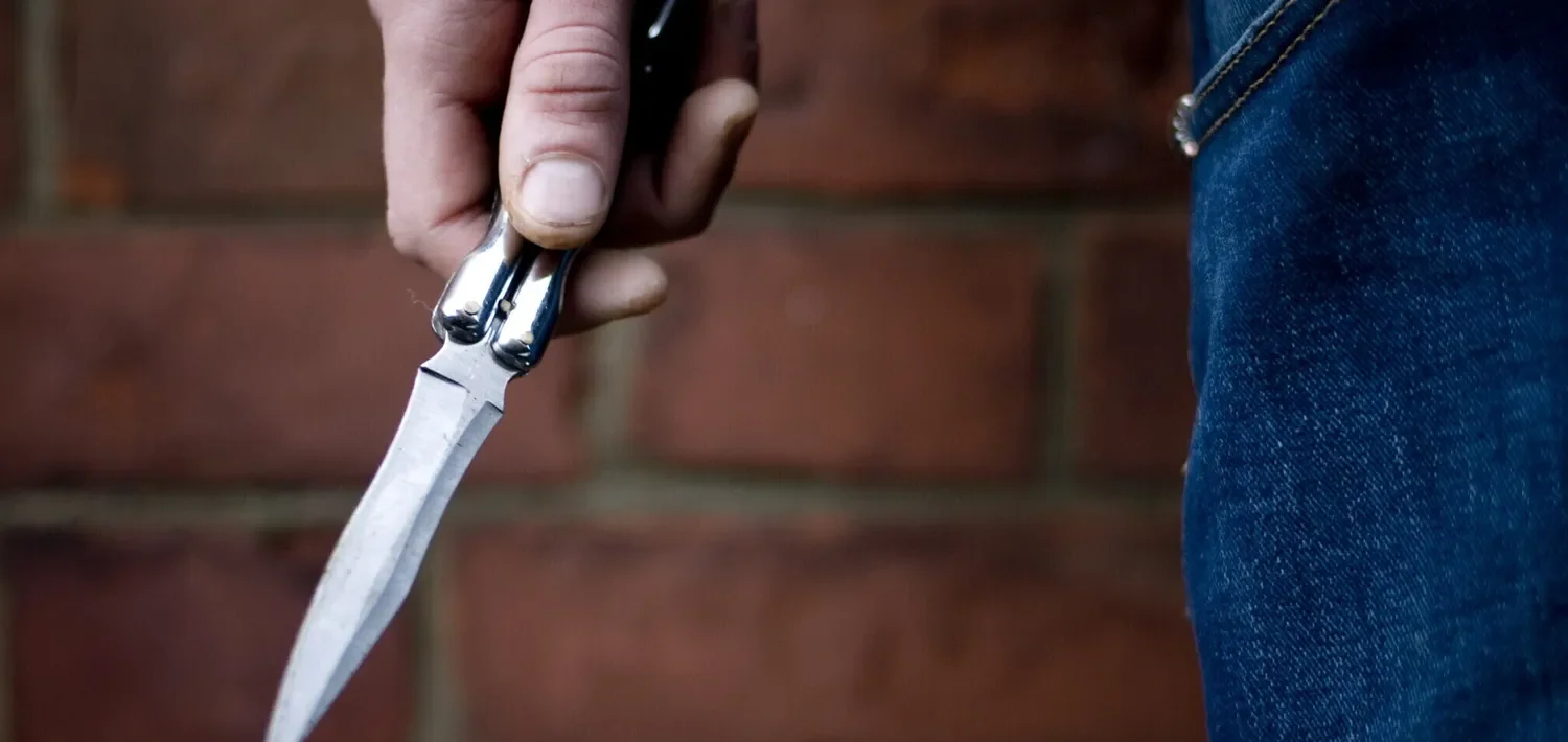 Benevento: minorenne accoltellato durante un’aggressione, identificati e denunciati padre e figlio grazie al tempestivo intervento dei Carabinieri