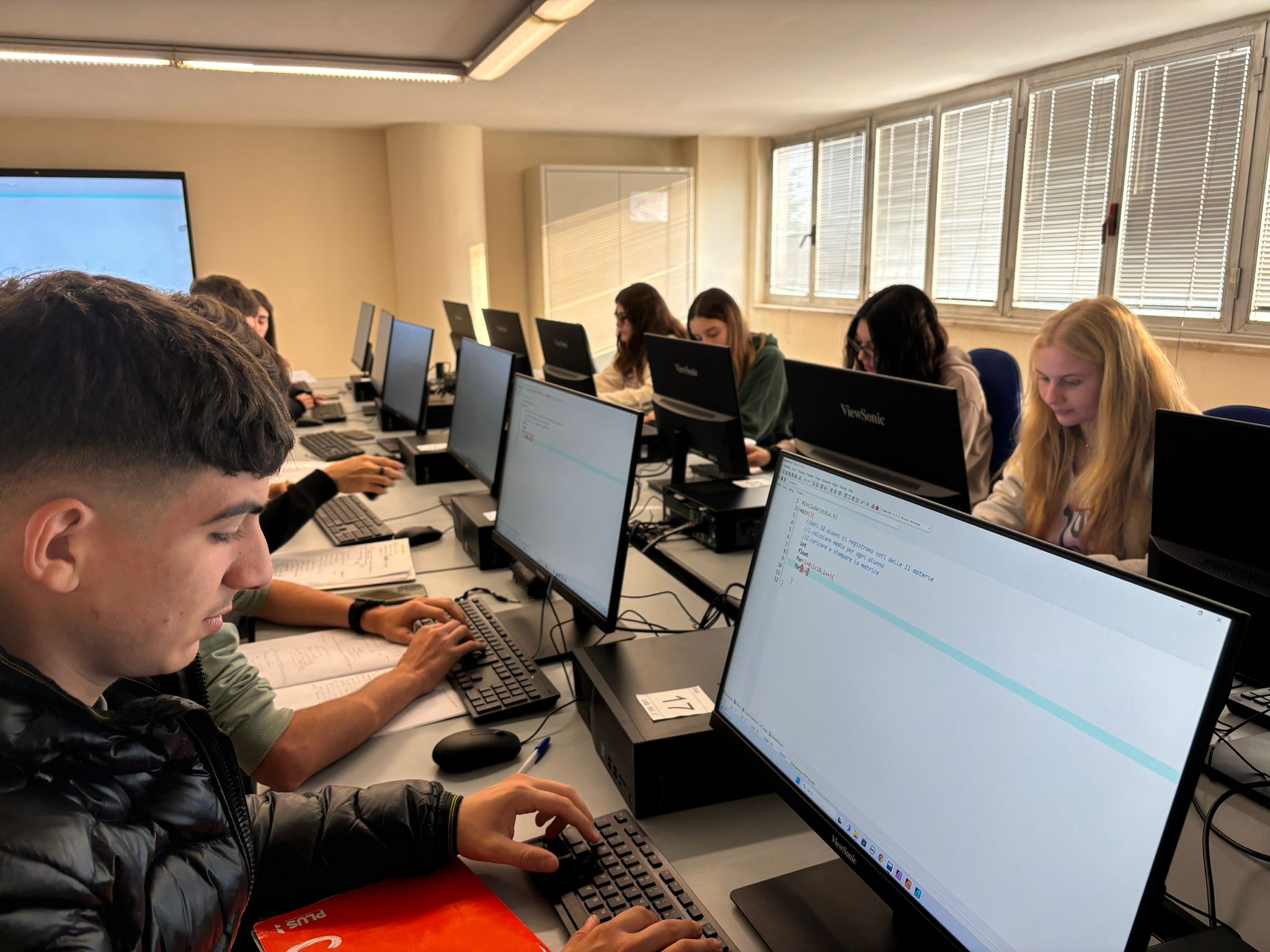 L’IIS Alberti-Virgilio conquista il Concorso AICA–USR Campania con un primo premio e quattro menzioni speciali