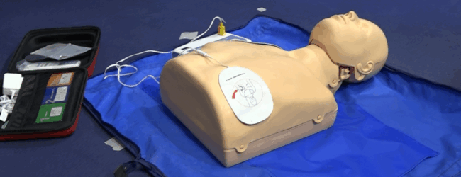 Arresto cardiaco: cosa fare prima dell’arrivo dei soccorsi, le manovre salva vita