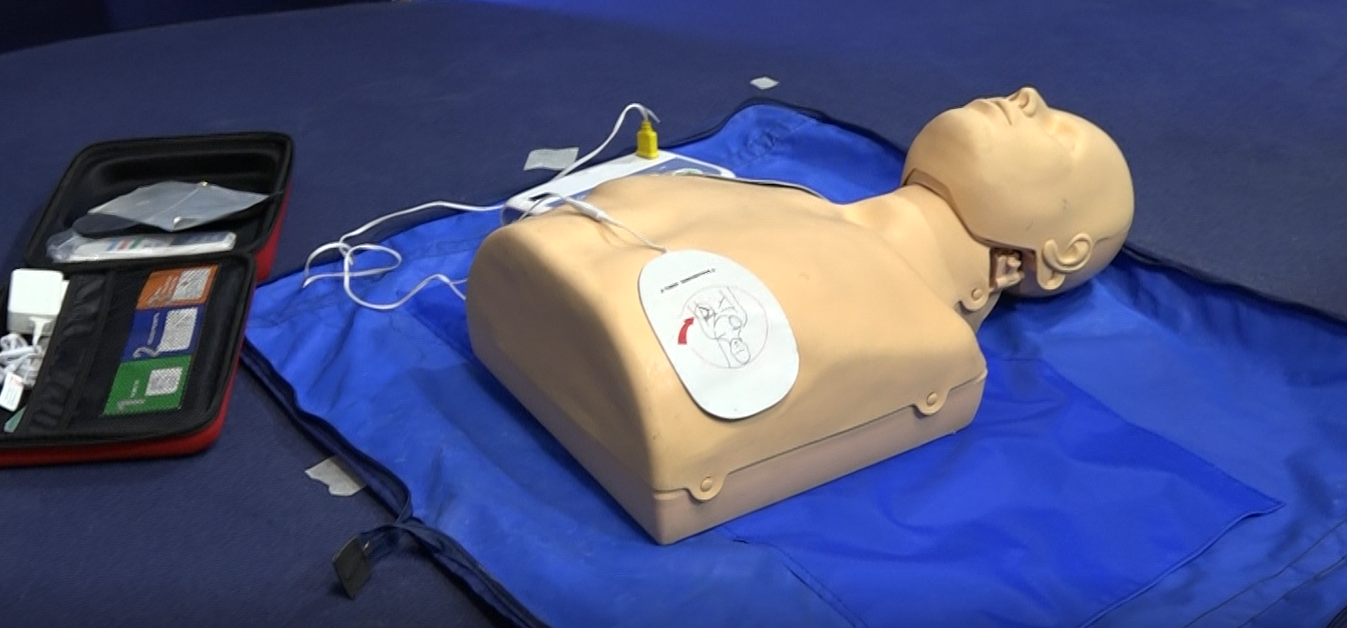 Arresto cardiaco: cosa fare prima dell’arrivo dei soccorsi, le manovre salva vita