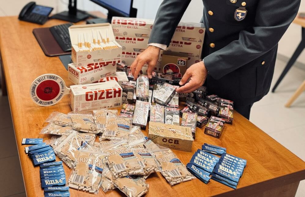 Finanza Benevento: articoli da fumo in vendita senza autorizzazione, sequestro di oltre 53.000 pezzi