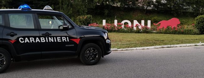 Lioni (AV): Infrange il finestrino di un’auto e ruba un borsello. I Carabinieri recuperano la refurtiva e denunciano una persona