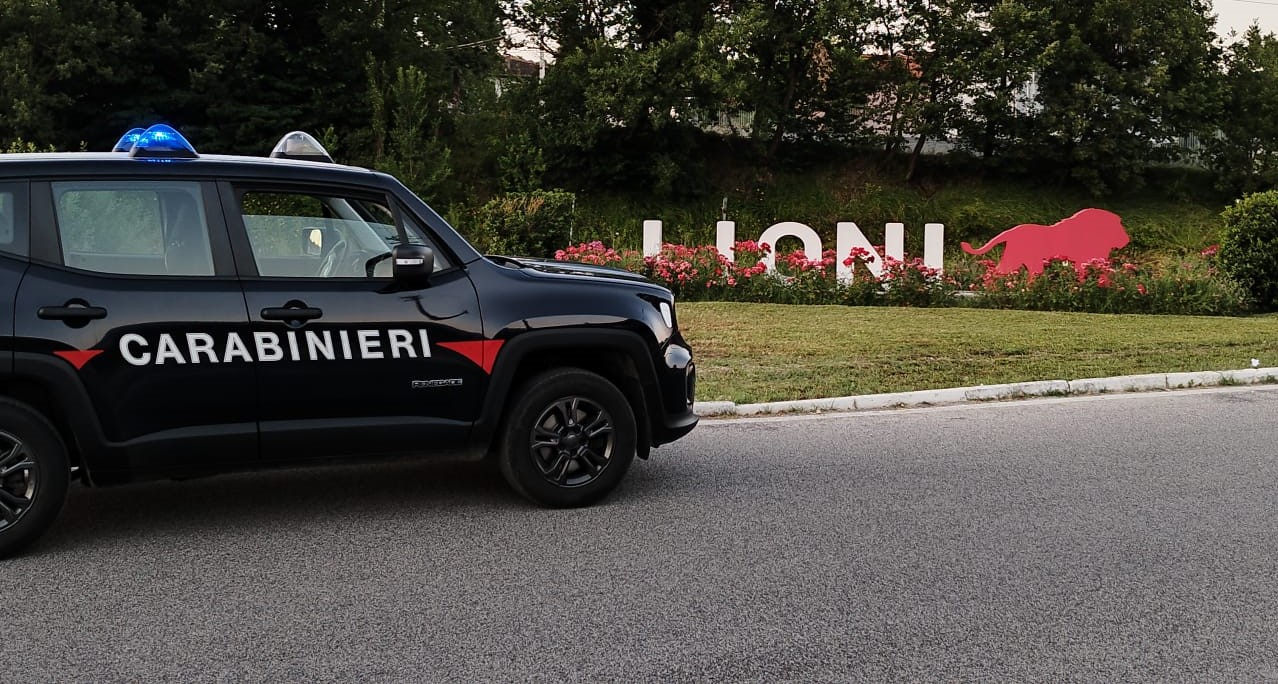 Lioni (AV): Infrange il finestrino di un’auto e ruba un borsello. I Carabinieri recuperano la refurtiva e denunciano una persona