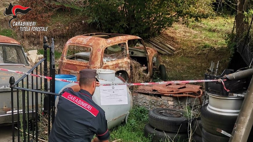 Savignano Irpino, officina abusiva e deposito di rifiuti: due persone denunciate dai Carabinieri Forestali