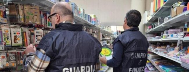 Benevento: controlli della Guardia di Finanza, sequestrati oltre 79mila prodotti e scoperti 3 lavoratori in nero
