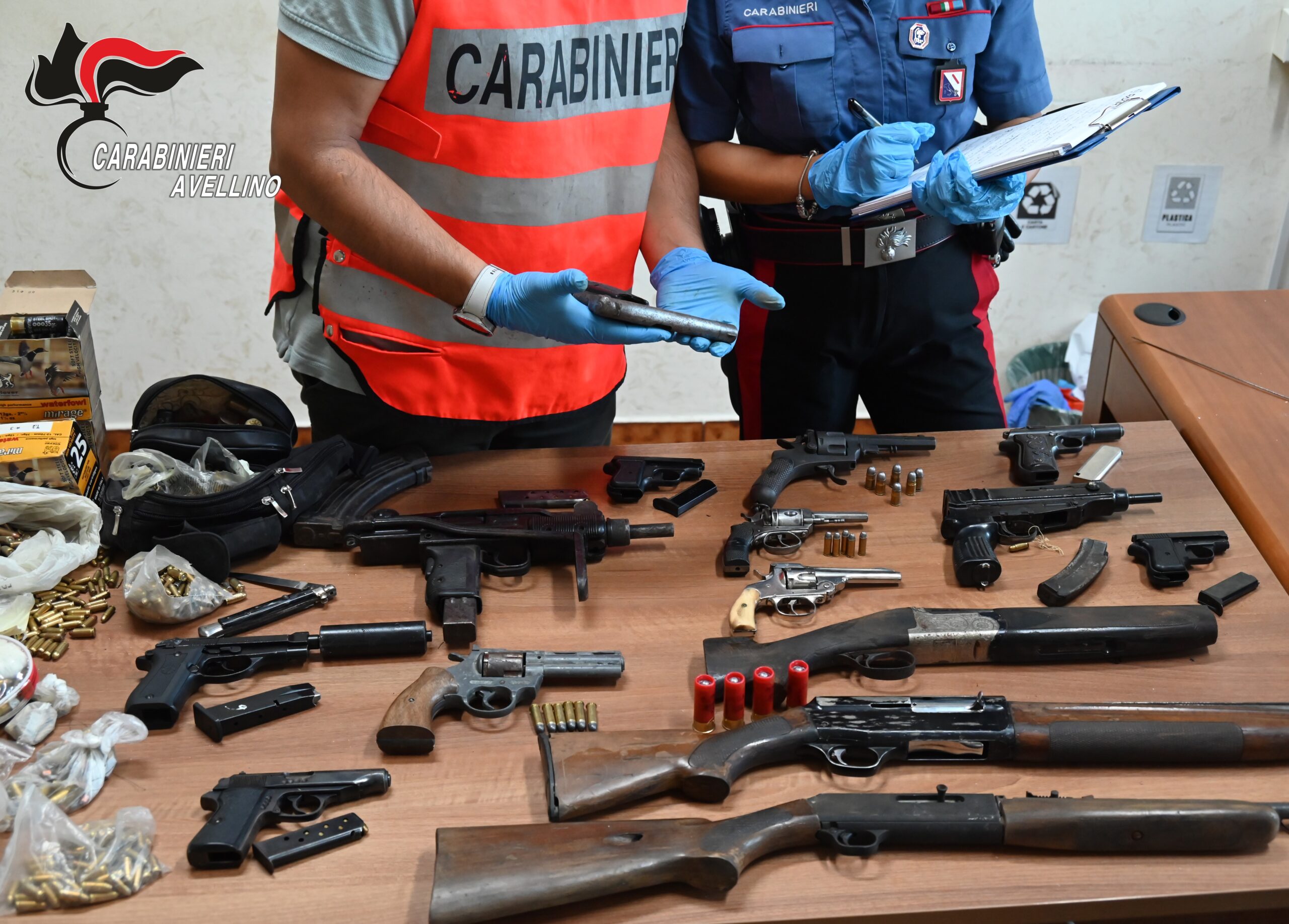 Roccabascerana: arsenale scoperto in un immobile disabitato, i Carabinieri sequestrano mitragliatrice, pistole e fucili