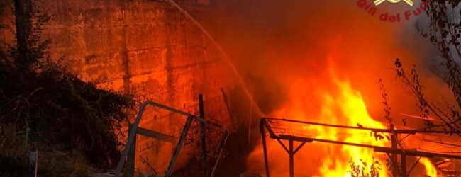Atripalda, incendio distrugge una baracca: Vigili del Fuoco evitano il peggio