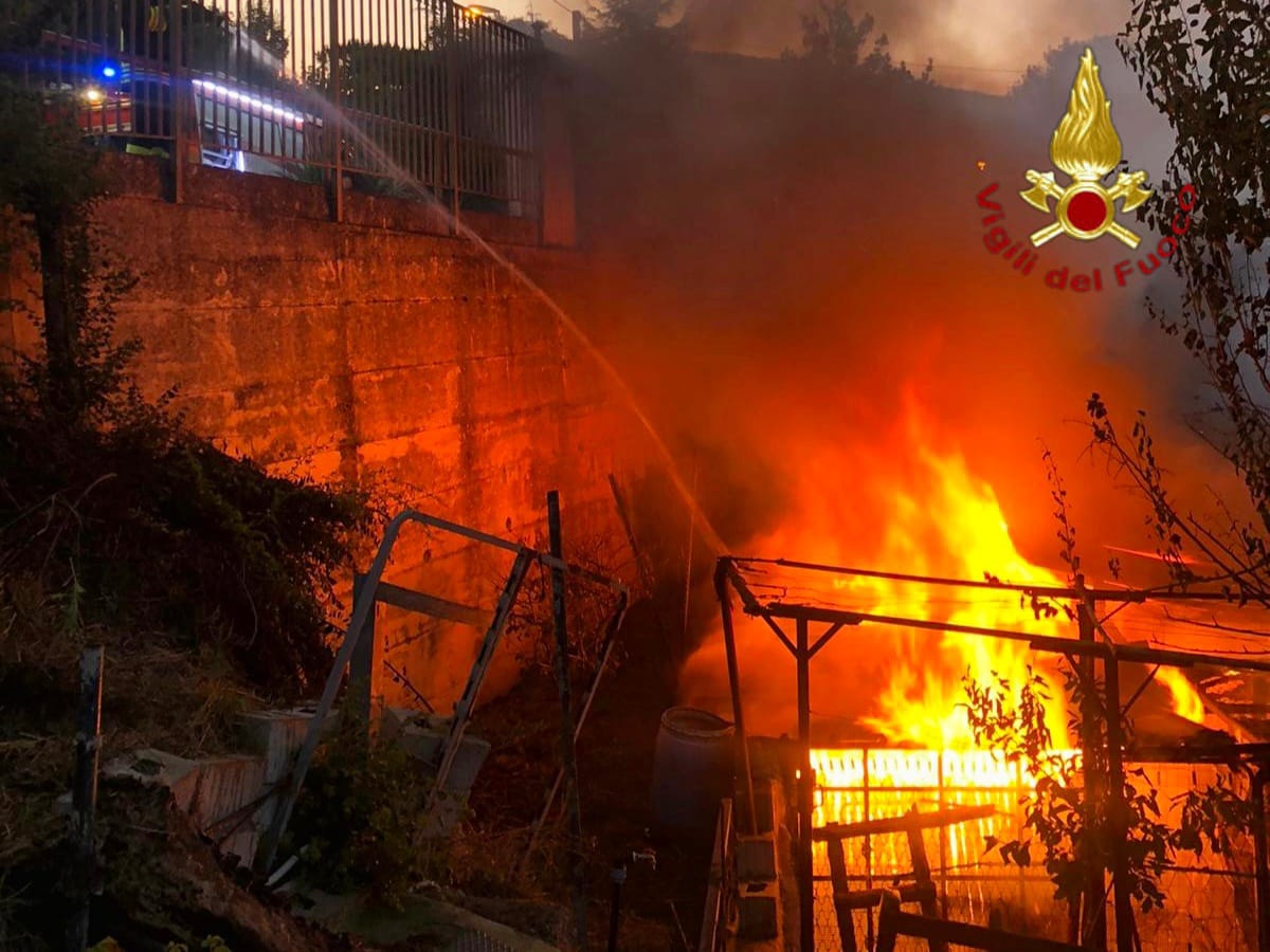 Atripalda, incendio distrugge una baracca: Vigili del Fuoco evitano il peggio