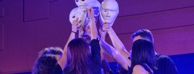 “Essere Umani”: grandi emozioni ieri sera in scena con gli allievi di TeSt-TeatroStage per Benevento Città Spettacolo all’Hortus Conclusus