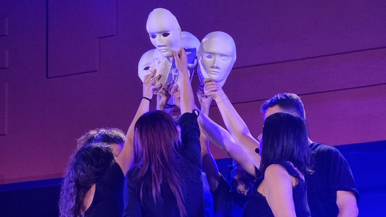 “Essere Umani”: grandi emozioni ieri sera in scena con gli allievi di TeSt-TeatroStage per Benevento Città Spettacolo all’Hortus Conclusus