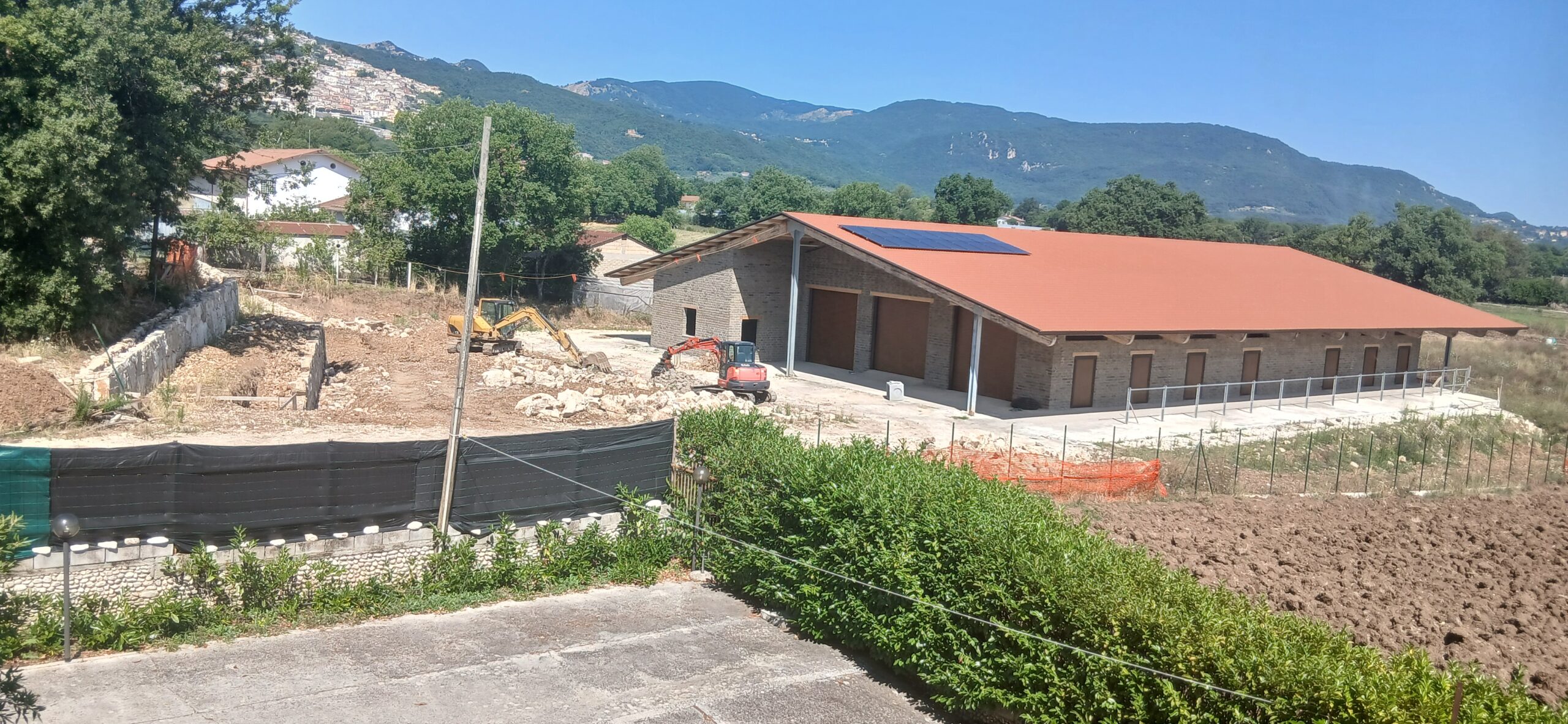 Morcone, grande allevamento a ridosso delle abitazioni e vicino a un torrente: l’On. Eleonora Evi (PD) presenta interrogazione parlamentare