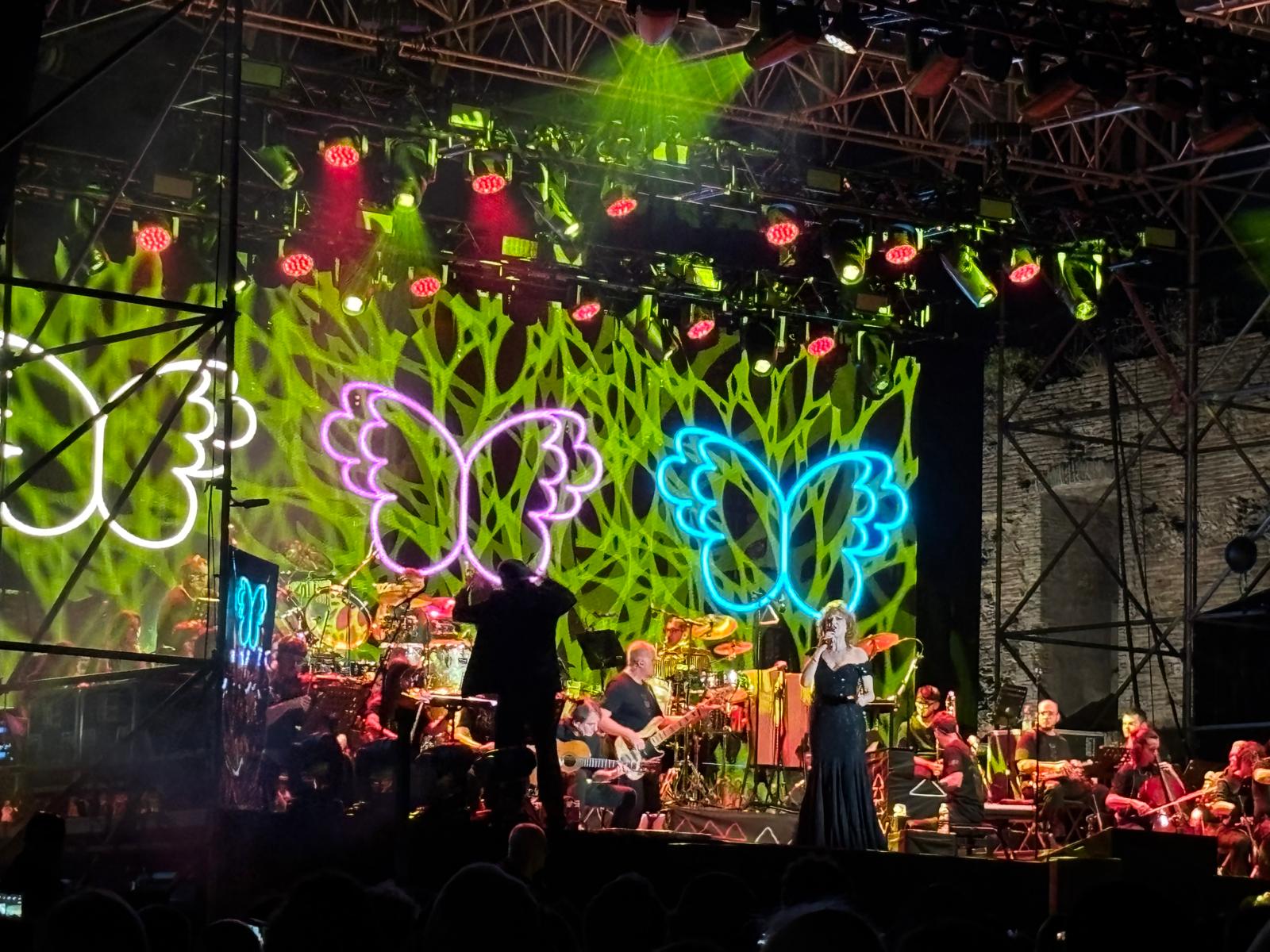 Benevento Città Spettacolo: Fiorella Mannoia incanta il pubblico con musica e messaggi di pace