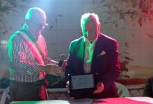 Di Santo consegna targa a Mario Moccia, il consigliere comunale più “longevo” d’Italia, alla presenza del segretario nazionale del Psi Enzo Maraio