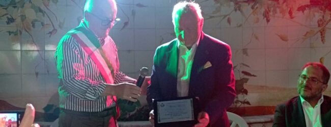 Di Santo consegna targa a Mario Moccia, il consigliere comunale più “longevo” d’Italia, alla presenza del segretario nazionale del Psi Enzo Maraio