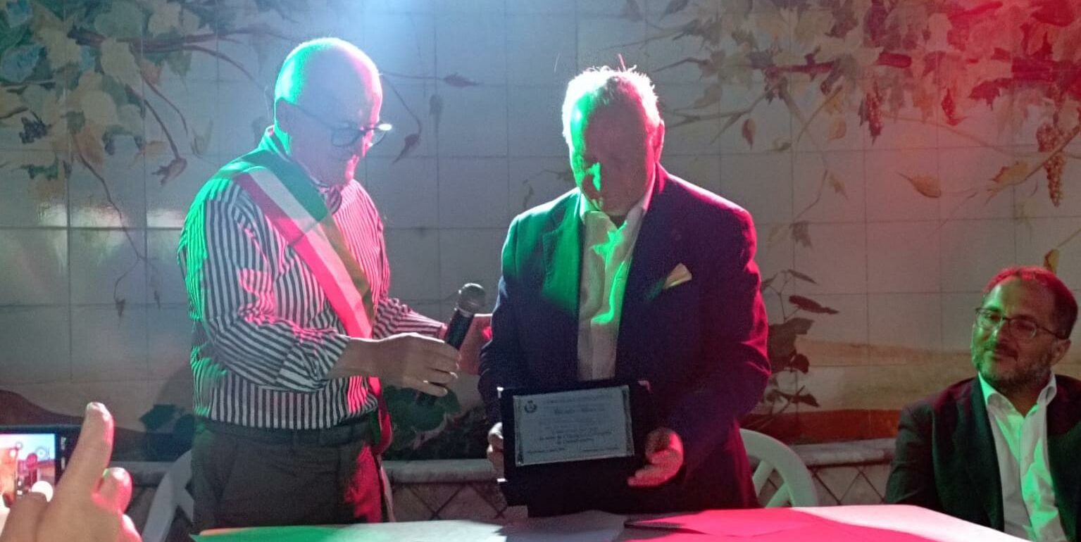 Di Santo consegna targa a Mario Moccia, il consigliere comunale più “longevo” d’Italia, alla presenza del segretario nazionale del Psi Enzo Maraio