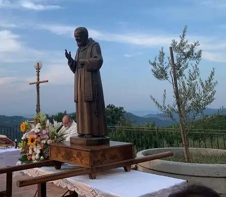 A Pietrastornina, nella frazione Due Strade, festa delle Due Strade, in onore di San Pio da Pietrelcina