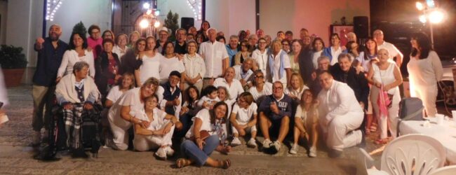 Ad Arpaise grande partecipazione alla cena in bianco, in piazza Chiesa la comunità si ritrova in famiglia