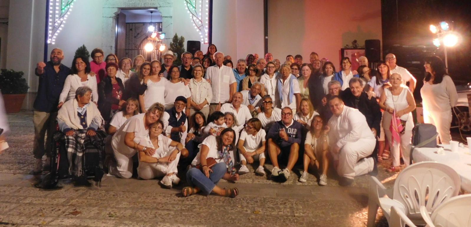 Ad Arpaise grande partecipazione alla cena in bianco, in piazza Chiesa la comunità si ritrova in famiglia