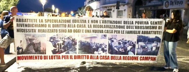 Abbattimenti case, centinaia di manifestanti invadono lacco Ameno, Savio: “fermare questa mattanza”  