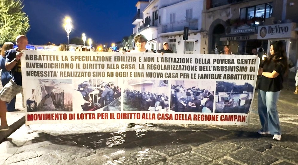 Abbattimenti case, centinaia di manifestanti invadono lacco Ameno, Savio: “fermare questa mattanza”  