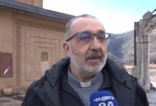 Mercogliano, don Vitaliano espone bandiera palestinese sull’altare: “Simbolo di un popolo che cerca indipendenza”