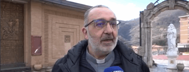 Mercogliano, don Vitaliano espone bandiera palestinese sull’altare: “Simbolo di un popolo che cerca indipendenza”