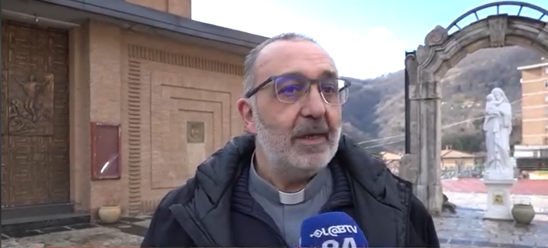 Mercogliano, don Vitaliano espone bandiera palestinese sull’altare: “Simbolo di un popolo che cerca indipendenza”