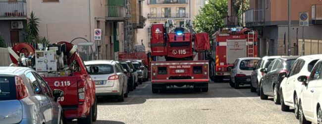 Polistirolo si stacca dal tetto del 48 di via Piermarini: torna la tensione tra condomini e inquilini|FOTO