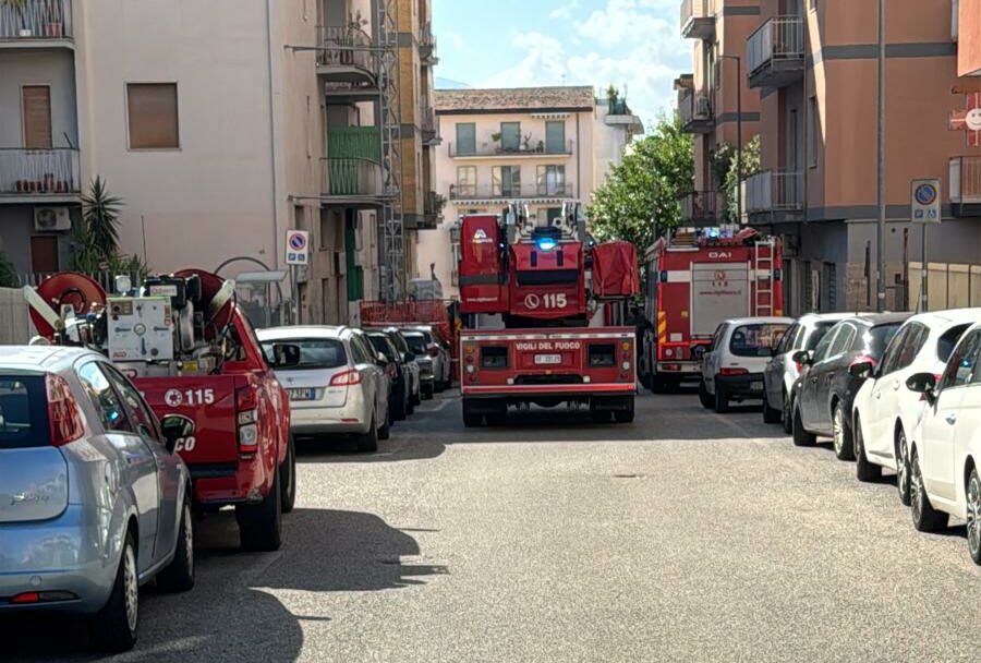 Polistirolo si stacca dal tetto del 48 di via Piermarini: torna la tensione tra condomini e inquilini|FOTO