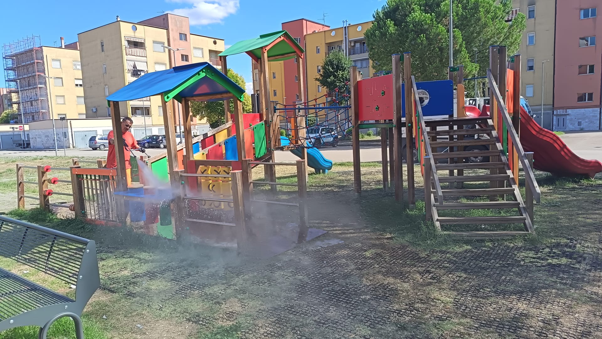 Benevento|Olio fritto sulle giostrine a via del Pozzo