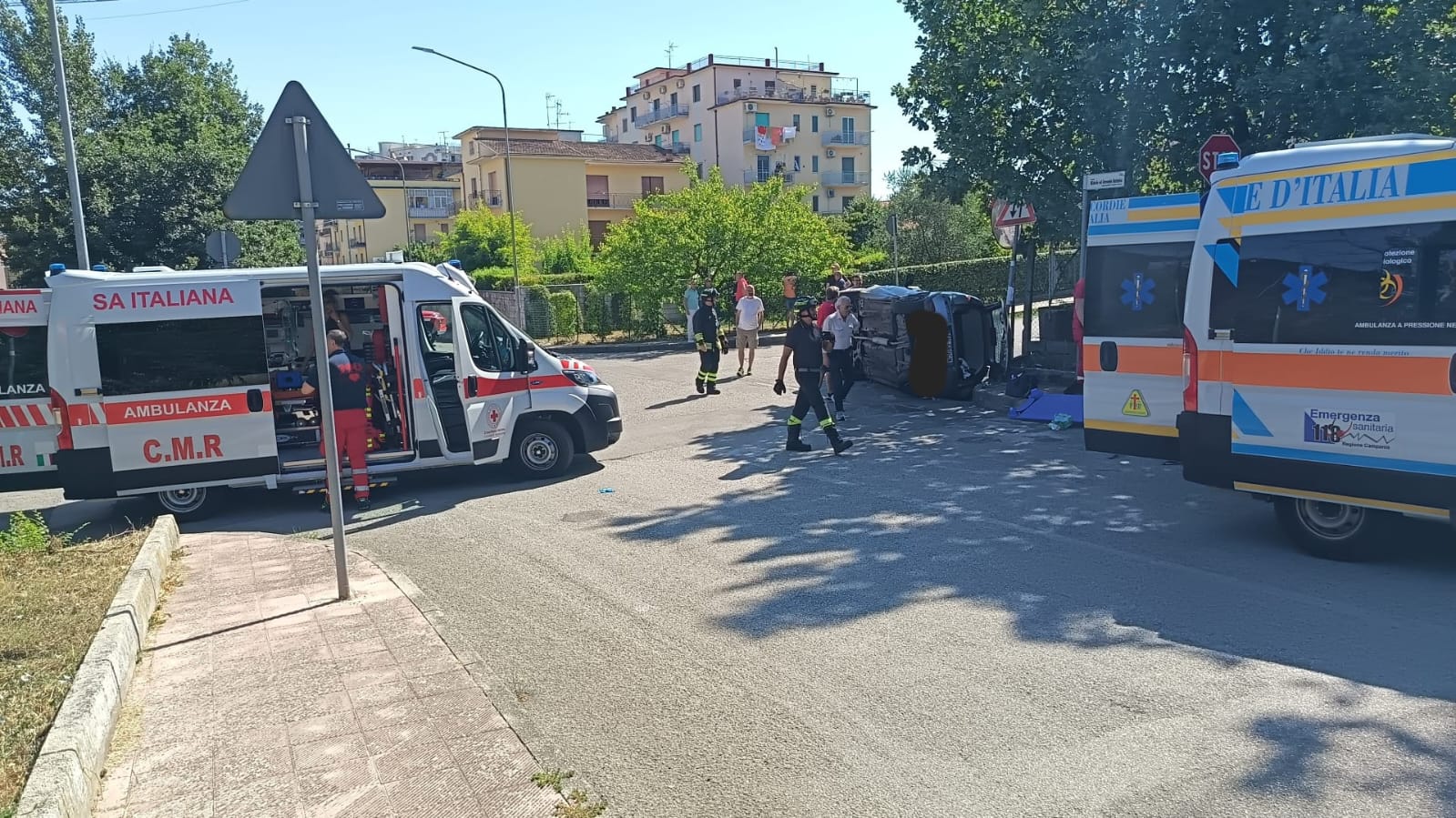 Incidente nella zona alta di Benevento: Opel si ribalta, coinvolti anche tre bambini