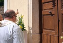 Celebrato a Furmo di Pietrastornina, il Centenario della Festa in onore del Sacro Cuore di Gesù, benedetta la nuova porta della Chiesa