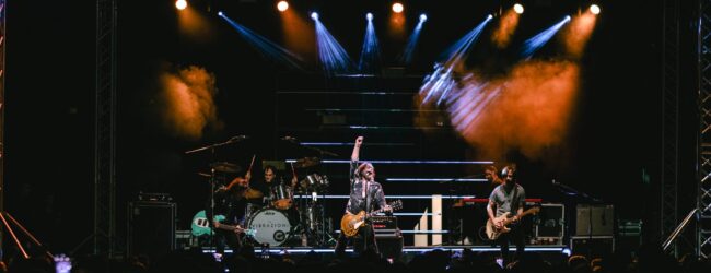 Lioni, “Le Vibrazioni” infiammano il concertone: in migliaia alla tre giorni di musica