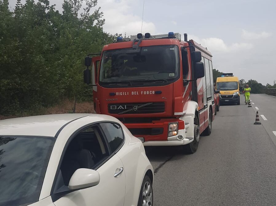 Incidente nella notte sul raccordo Castel del Lago-Benevento: muore motociclista 48enne