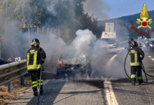 Incendio auto in A16, famiglia salva grazie all’intervento tempestivo dei soccorsi