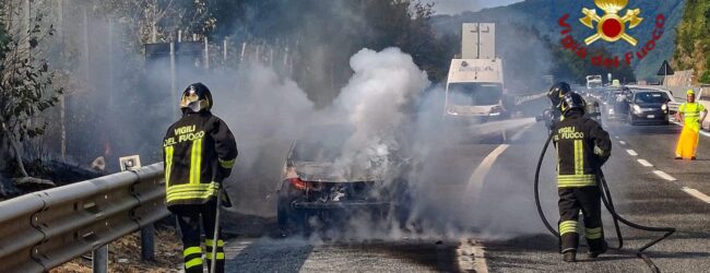 Incendio auto in A16, famiglia salva grazie all’intervento tempestivo dei soccorsi