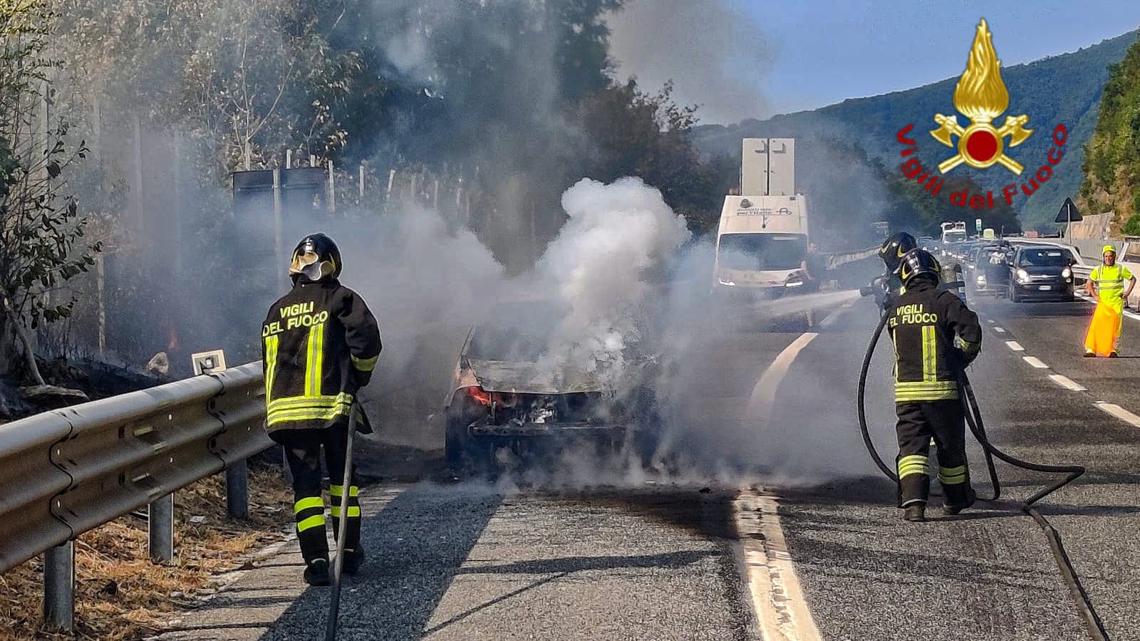 Incendio auto in A16, famiglia salva grazie all’intervento tempestivo dei soccorsi