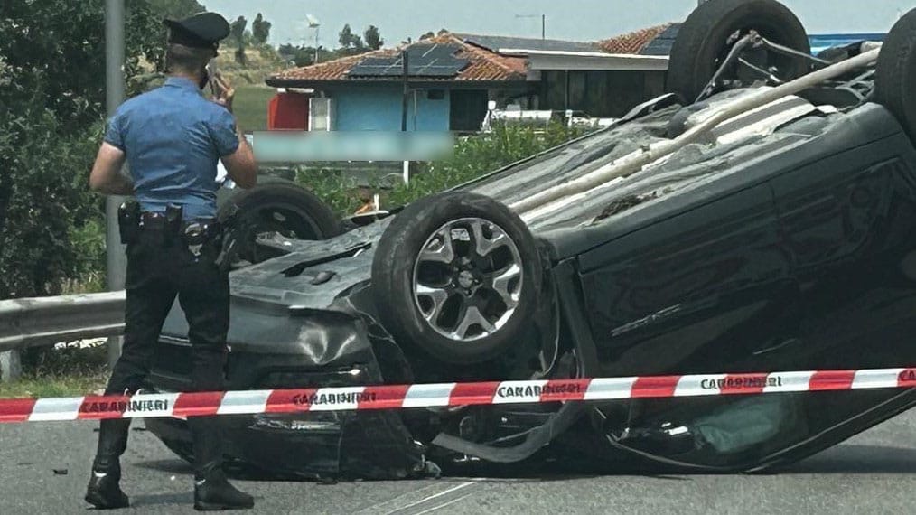 Mirabella Eclano, auto si ribalta in località Calore: due feriti non gravi