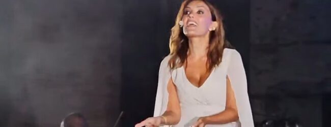 Serena Rossi carismatica in “Serenata a Napoli” inaugura Città Spettacolo